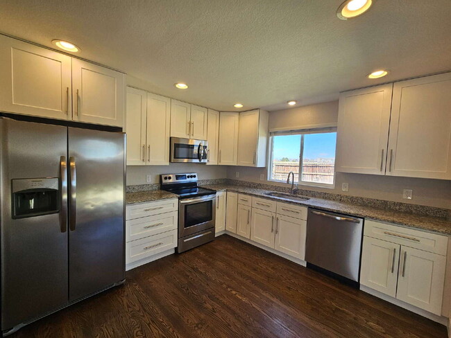 Foto del edificio - Spacious 4-Bedroom Aurora Home with Garage...