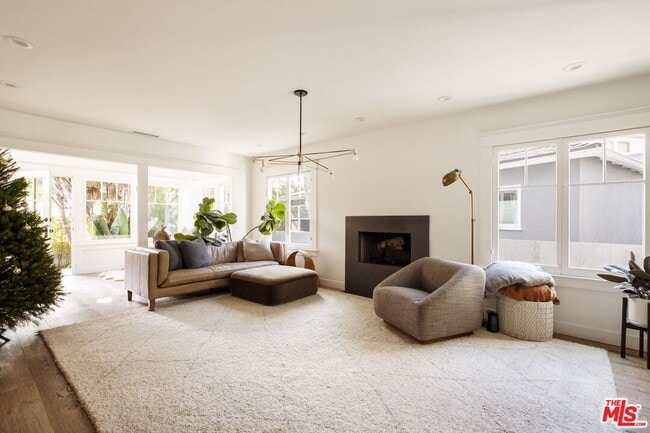 Foto del edificio - 601 Crestmoore Pl