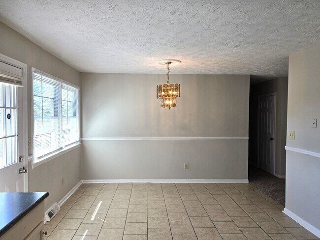 Foto del edificio - Spacious Split Level In Gainesway   251113