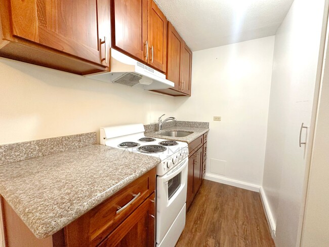 Building Photo - $500 1st Month Rent Special! | Recently Re...
