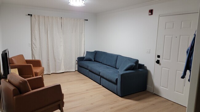 Foto del edificio - 591 N University Ave