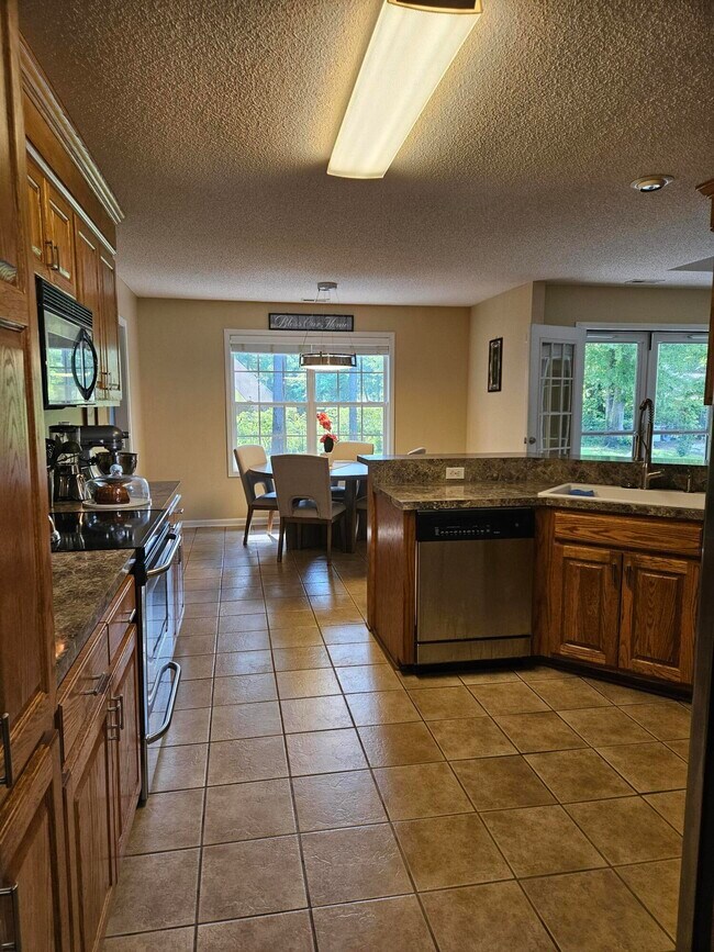 Building Photo - 2947 Sylvan Way