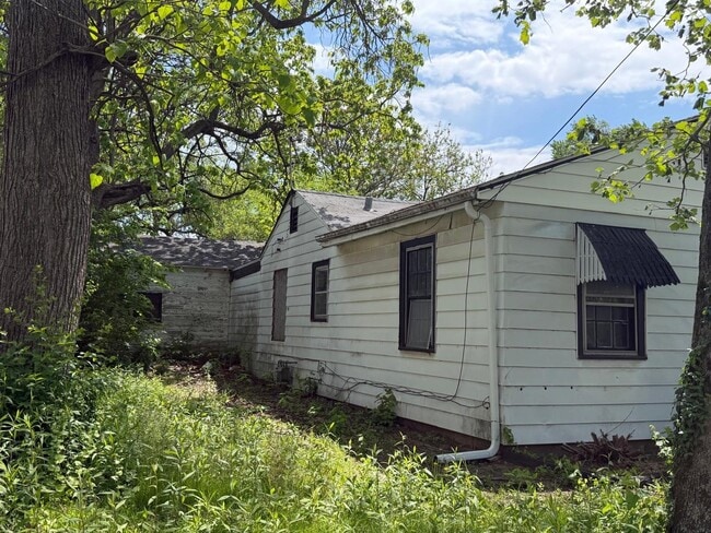 Building Photo - 1400 S Westmoreland Ave
