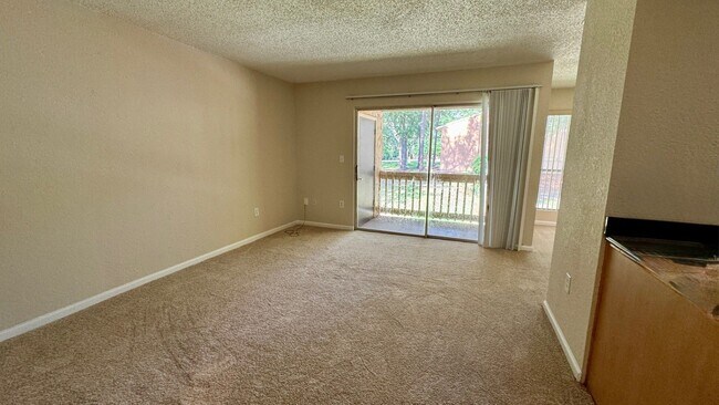 Building Photo - Park Like Setting - Spacious Condo!