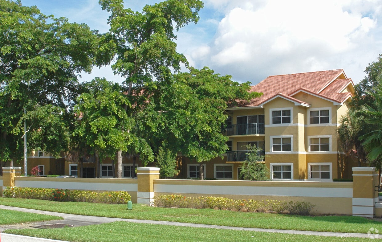 Edgewater Condominium Apartments in Coral Springs, FL