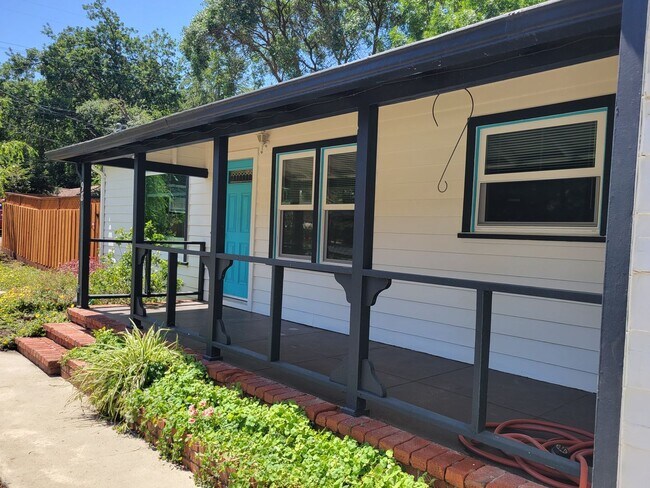 Foto del edificio - Super Cute Cottage on Large Lot in Quiet Area