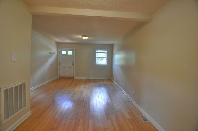 Building Photo - Cute 2 bedroom - Close to Downtown Carrboro and  UNC!