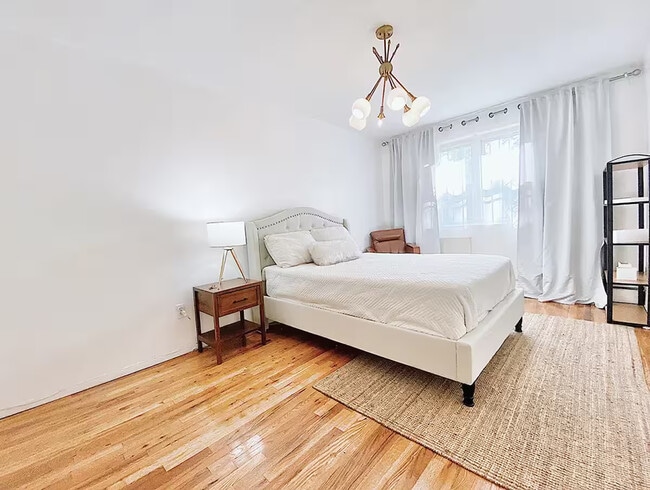 Building Photo - Furnished room/NOT APARTMENT