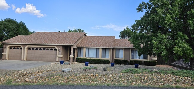 Building Photo - 5213 N Desert Ln