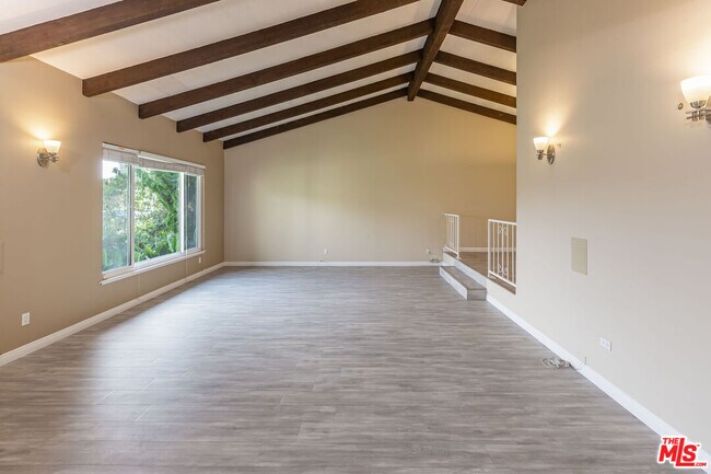 Foto del edificio - 6032 Sandbrook Dr