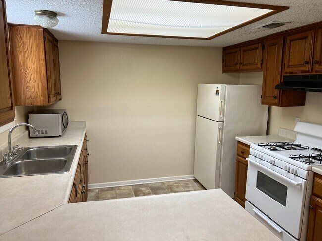 Building Photo - Welcome home to 205 Kingsman Drive!