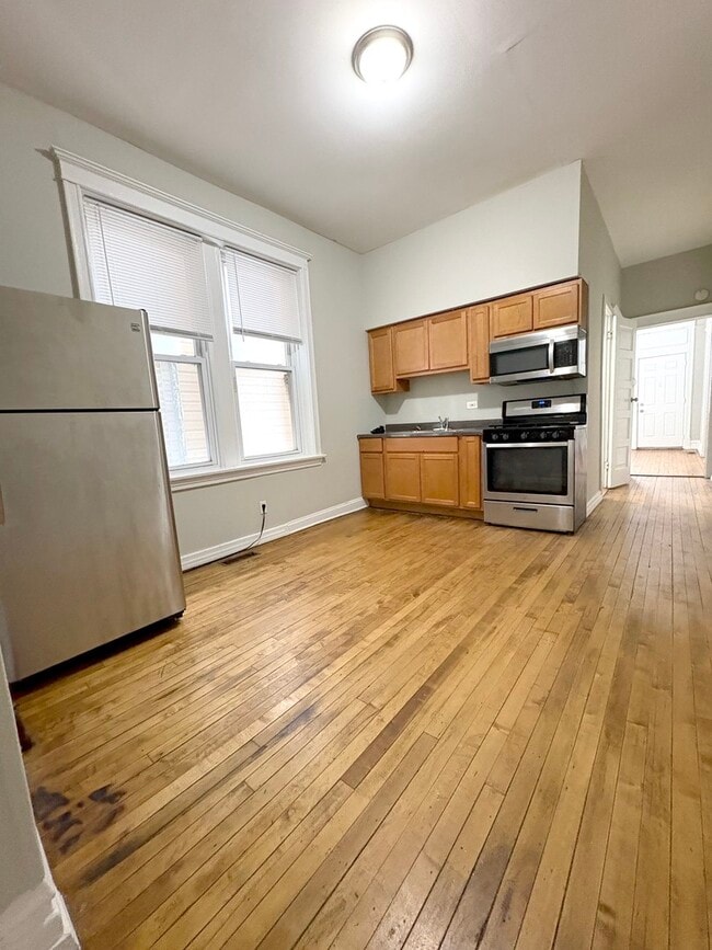 Building Photo - 915 W 32nd St