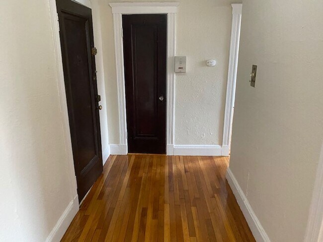 Foto del edificio - NO BROKER FEE! Available SEPT 1st close to...