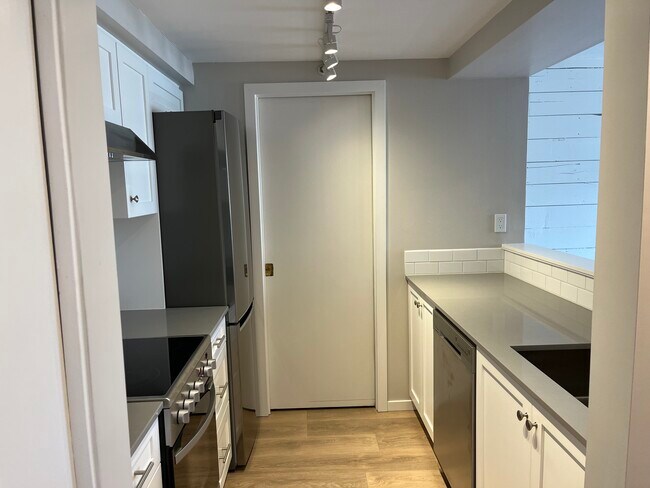 Photo du bâtiment - 2-973 W 7th Ave