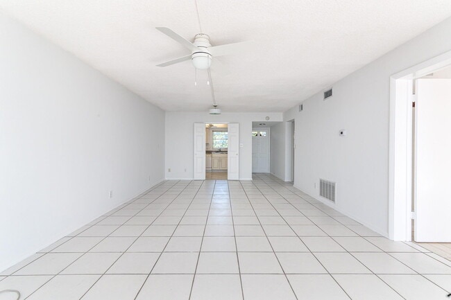Building Photo - 52 Yacht Club Dr