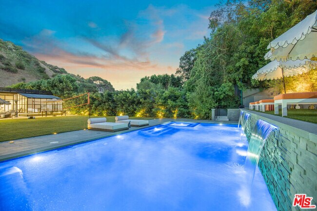 Foto del edificio - 1833 Franklin Canyon Dr