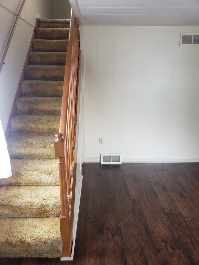 Sala de estar - 105 Olive St