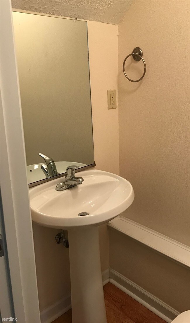 Building Photo - 1 br, 1.5 bath Condo - 2632 Berkshire Rd