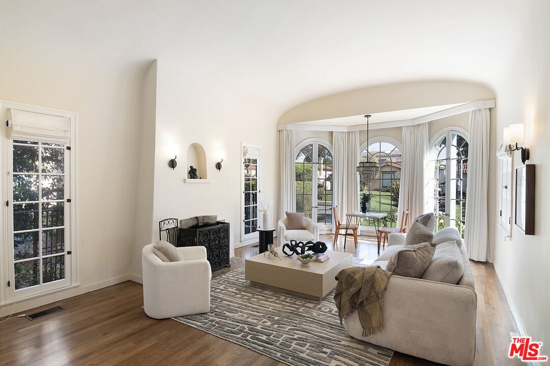 Foto principal - 131 S Martel Ave