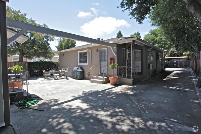Building Photo - 700 Live Oak Ave
