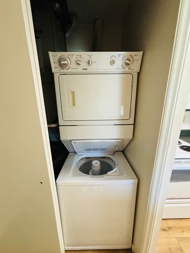 Building Photo - * RE-RENTAL AVAILABLE 3/31/26 * 1 Bedroom, 1 Bath Apartment