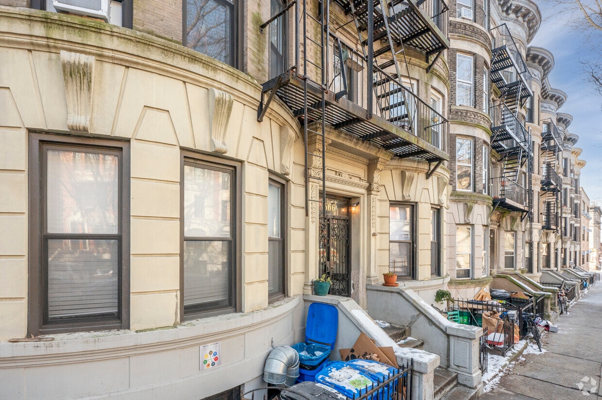 Building Photo - 566 7th St