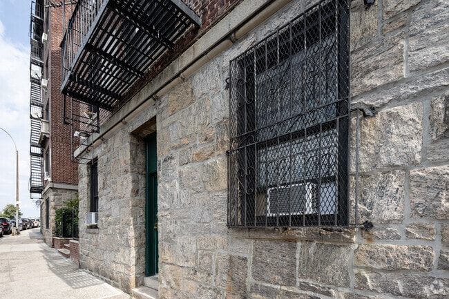 Building Photo - 1326 Riverside Dr