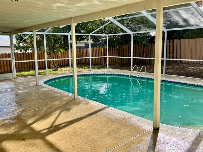 Foto del edificio - Pool & Lawn Care included in Rent