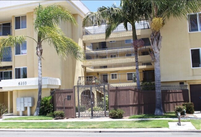 Building Photo - 4205 Lamont St