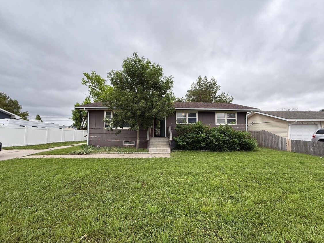 Primary Photo - Three bedroom, Two bathroom home located i...