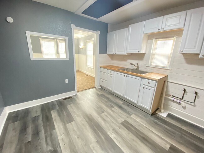 Foto del edificio - Bricker Bungalow LOWERED RENT!  -