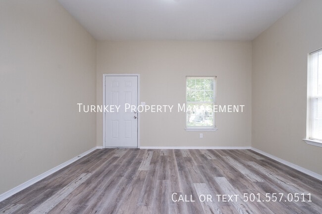 Building Photo - Do not miss this 3 bedroom 2 bath home