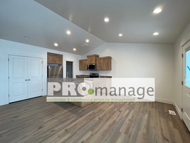 Foto del edificio - 3 Bed, 2 Bath Town Home w/ 2 Car Garage - BRAND NEW - Idaho Falls