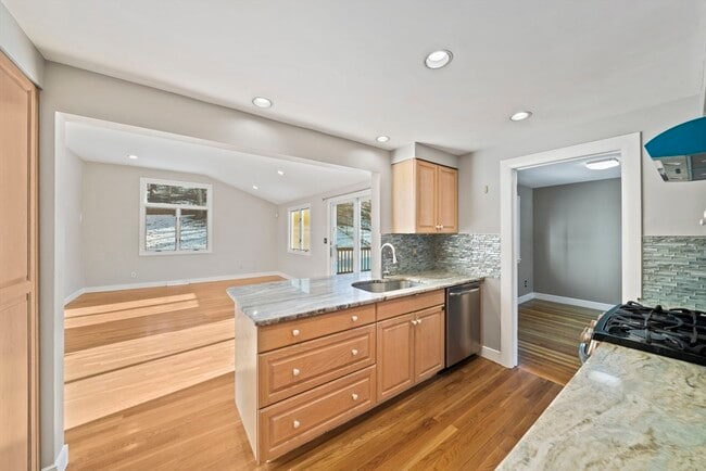 Building Photo - 55 Evelyn Rd