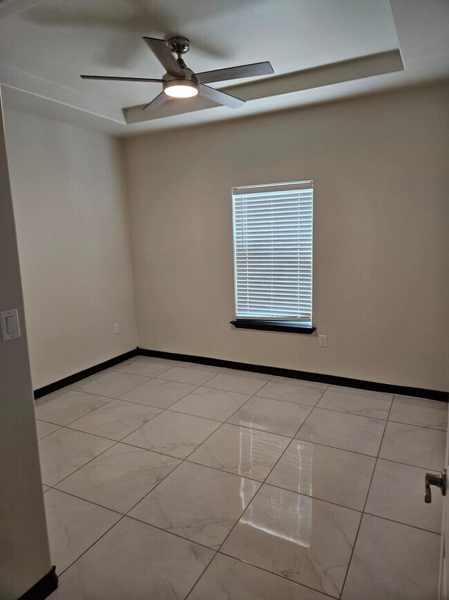 Foto del edificio - 3901 Logan Ave