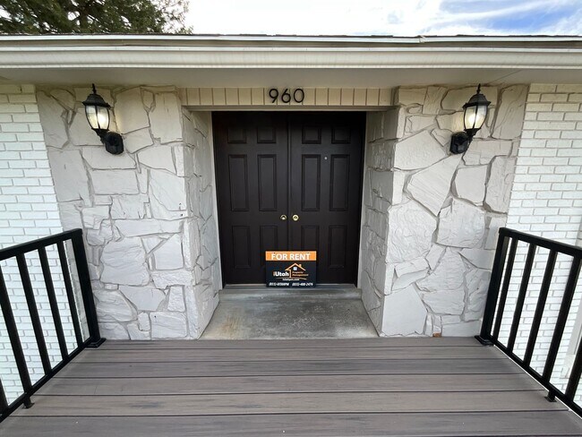 Foto del edificio - 5 bdrm 3 bth Home 2 Car Garage