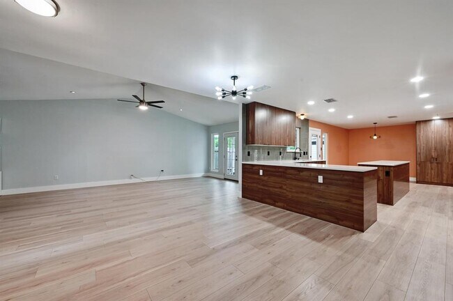 Foto del edificio - 6606 Woodhue Dr