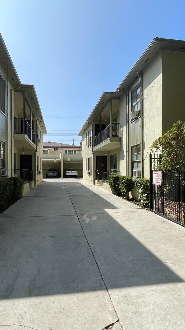 DRIVEWAY - 8536 Alcott St