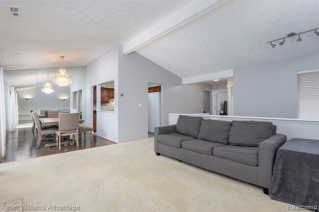 Foto del edificio - 24285 Evergreen Rd