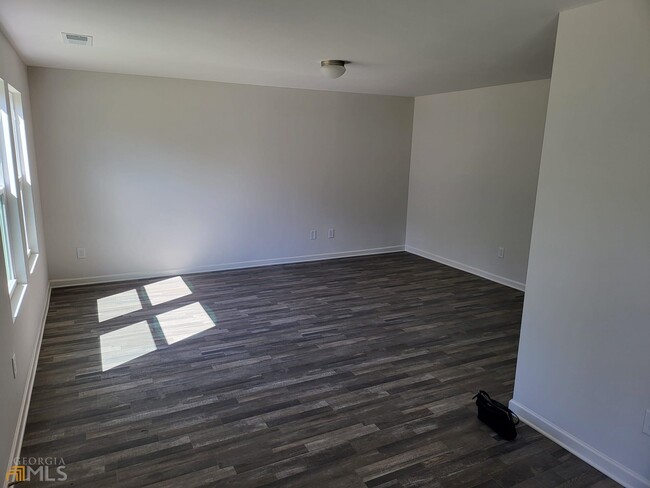 Building Photo - 752 Riverside Dr