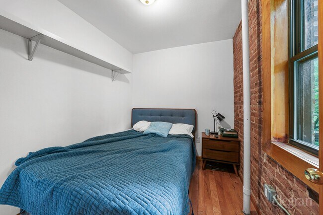 Foto del edificio - 426 E 73rd St
