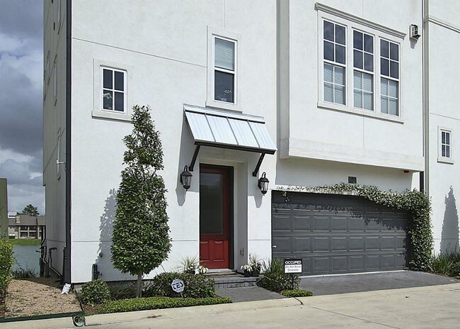 Building Photo - 2210 Lakeshore Edge Dr