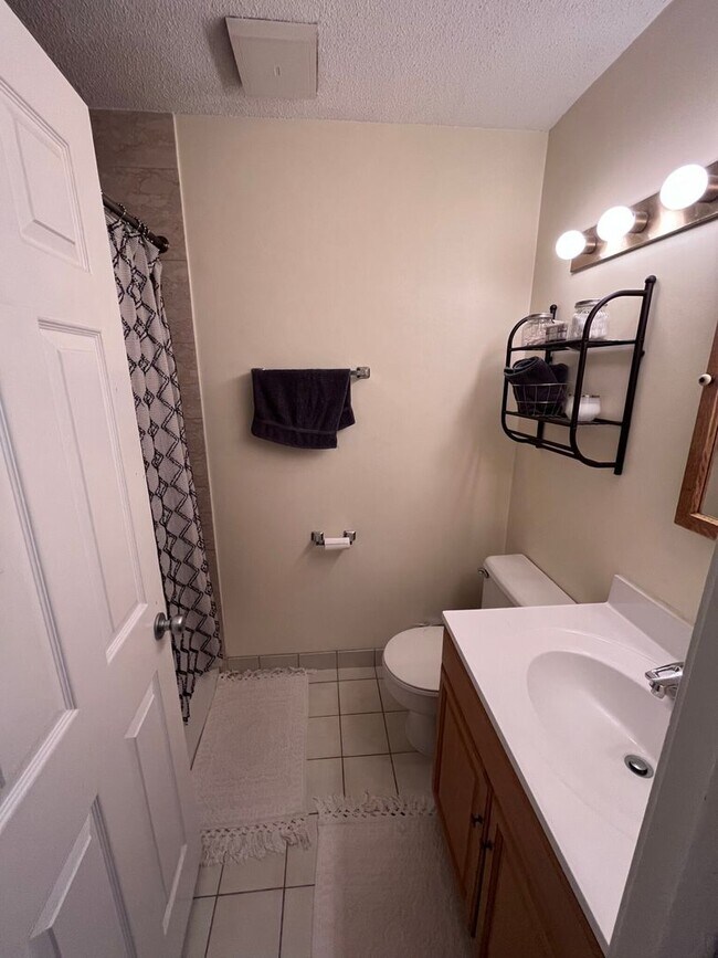 Foto del edificio - Spacious two bed two bathroom in Allston -...