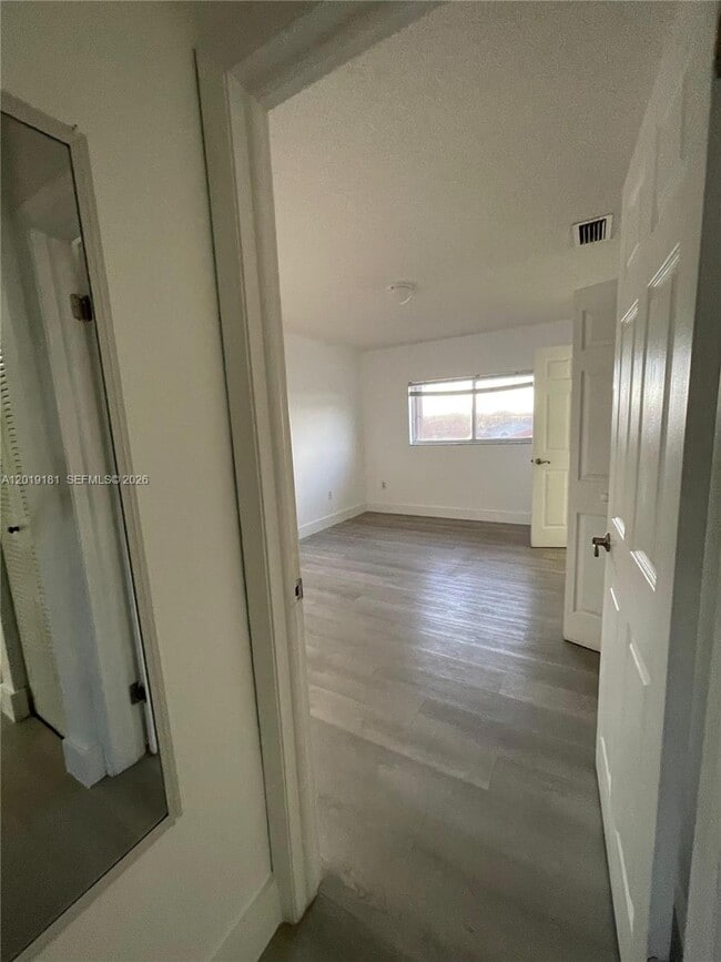 Foto del edificio - 3375 W 76th St