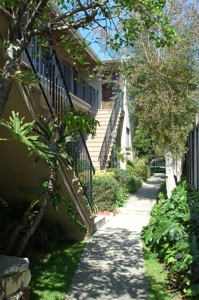 Gated Courtyard - 1329 Federal Ave