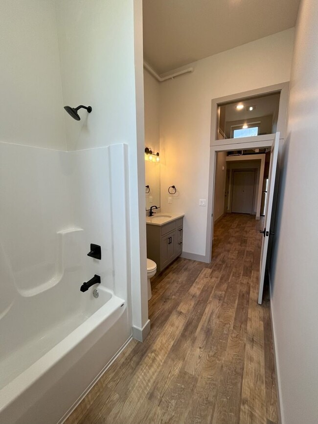 Building Photo - 12 E Main St