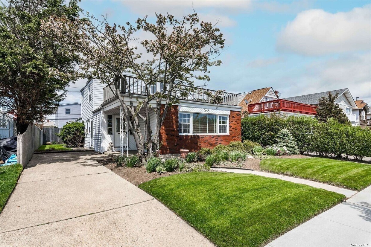 545 E Park Ave Unit Upper, Long Beach, NY 11561 Room for Rent in Long