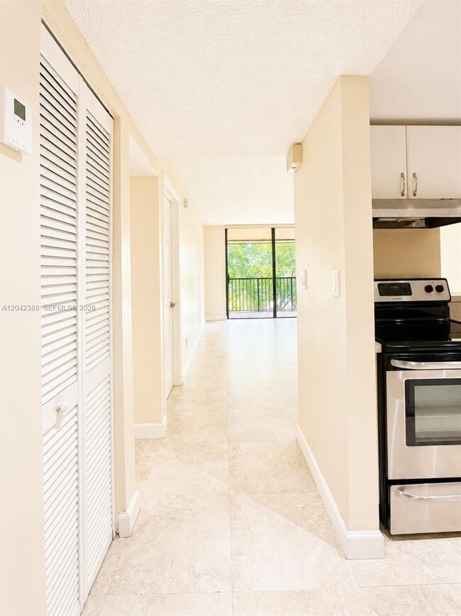Building Photo - 14421 N Kendall Dr