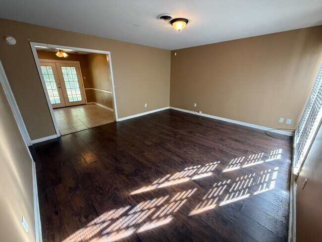 Building Photo - 5125 E Linda Cir