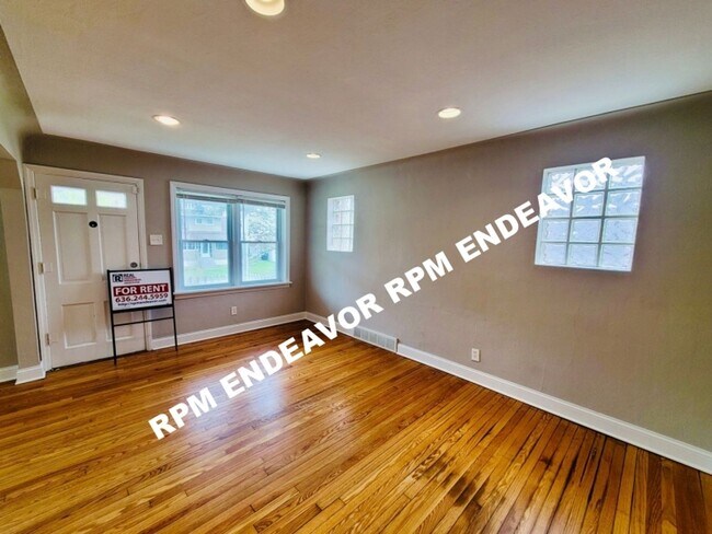 Building Photo - Modern Charm in University City: Your Idea...